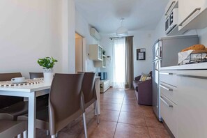 Apartment, 3 Bedrooms | Dining room