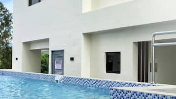 Appartement, 2 chambres, accessible aux personnes à mobilité réduite, patio | Piscine | Piscine extérieure
