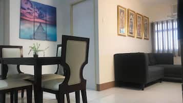 Appartement, 2 chambres, accessible aux personnes à mobilité réduite, patio | Salle à manger