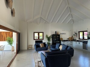 Villa, 5 chambres, piscine privée, vue sur le jardin | Salle de séjour | Livres