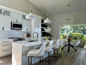 Fridge, microwave, oven, stovetop - Feel the Lake breeze!! 4b-4ba beachfront house. Private beach access. Sleeps 13 (Benton Harbor)