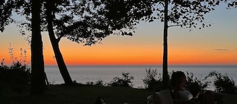 Feel the Lake breeze!! 4b-4ba beachfront house. Private beach access. Sleeps 13