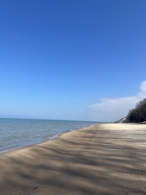On the beach, sun-loungers, beach towels - Feel the Lake breeze!! 4b-4ba beachfront house. Private beach access. Sleeps 13 (Benton Harbor)