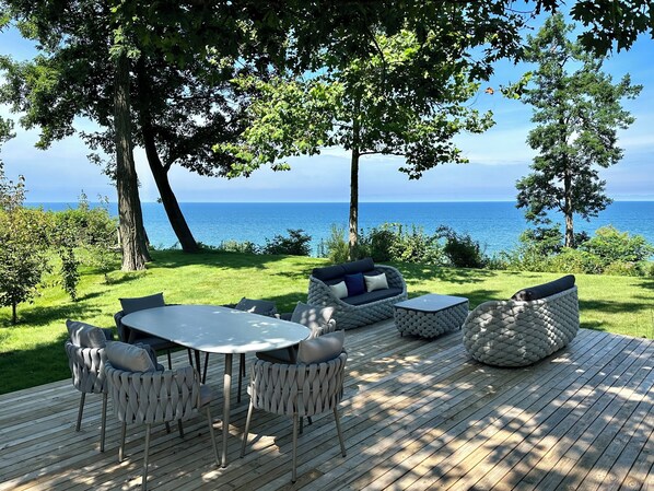 Outdoor dining - Feel the Lake breeze!! 4b-4ba beachfront house. Private beach access. Sleeps 13 (Benton Harbor)