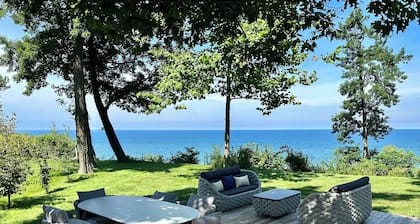 Feel the Lake breeze!! 4b-4ba beachfront house. Private beach access. Sleeps 13