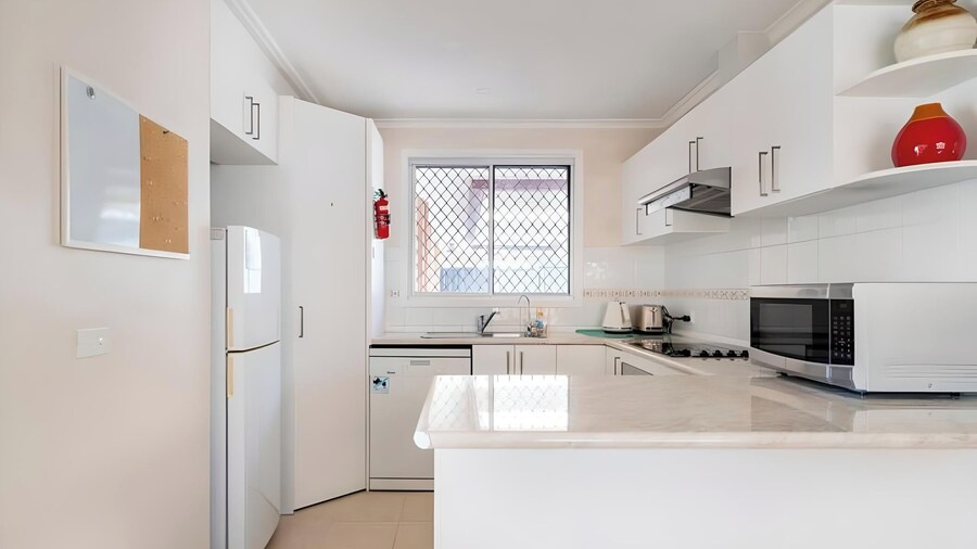 Cheerful 3 bedroom house with free parking