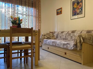 Apartment, 2 Bedrooms, Balcony, Garden View | Lounge