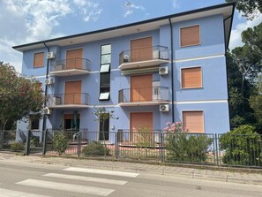 Huoneisto, 2 makuuhuonetta, parveke, näköala puutarhaan | Ulkopuoli