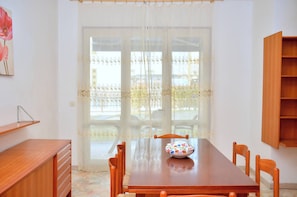 Huoneisto, 3 makuuhuonetta, näköala puutarhaan | Ruokasali