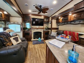 Smart-TV, Kamin, Bücher