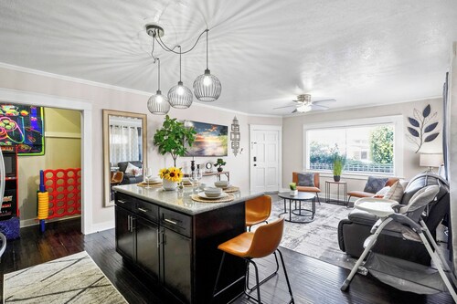 NO Cleaning Fee! - Games - Private Patio - Free Parking - Prime Spot!