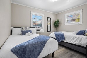 2 bedrooms, desk, iron/ironing board, travel crib - Close to Downtown Long Beach - Arcade - String Lights Patio (Long Beach)