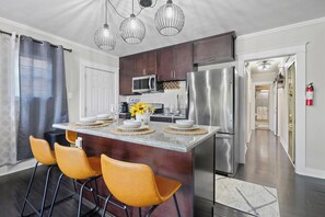 Fridge, microwave, oven, stovetop - Close to Downtown Long Beach - Arcade - String Lights Patio (Long Beach)