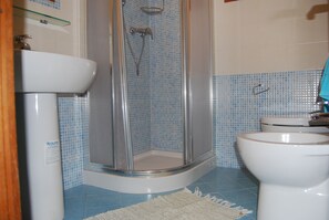 Apartamento, 2 habitaciones, balcón, vistas al jardín | Ducha del cuarto de baño