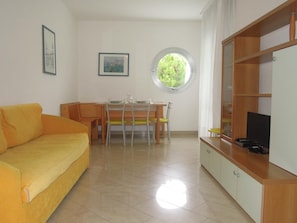 Apartamento, 2 quartos, sacada, vista para a cidade | Sala de jantar