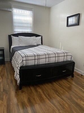 3 habitaciones, escritorio, tabla de planchar con plancha y wifi gratis 