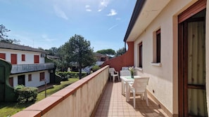 Departamento, 2 habitaciones, vista al jardín | Restaurante al aire libre
