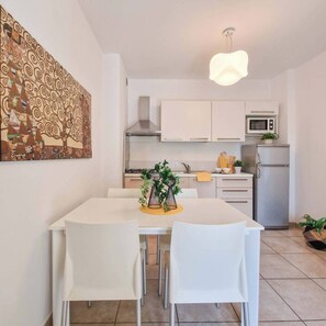 Departamento, 1 habitación, patio, vista al jardín | Comedor