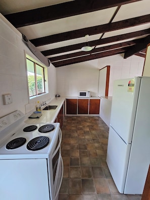 Familie studio, uitzicht op de binnenplaats | Privékeuken | Een koelkast met diepvriezer, een microgolfoven