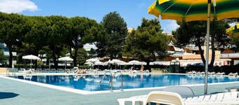 Swimming Pools and Comfort for six