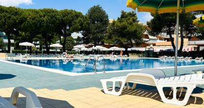 Swimming Pools and Comfort for six