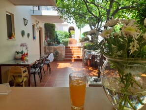 Appartement, 1 chambre, balcon, vue sur le jardin | Restauration en plein air