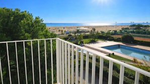 Una piscina con vista sulla spiaggia e sull'oceano.