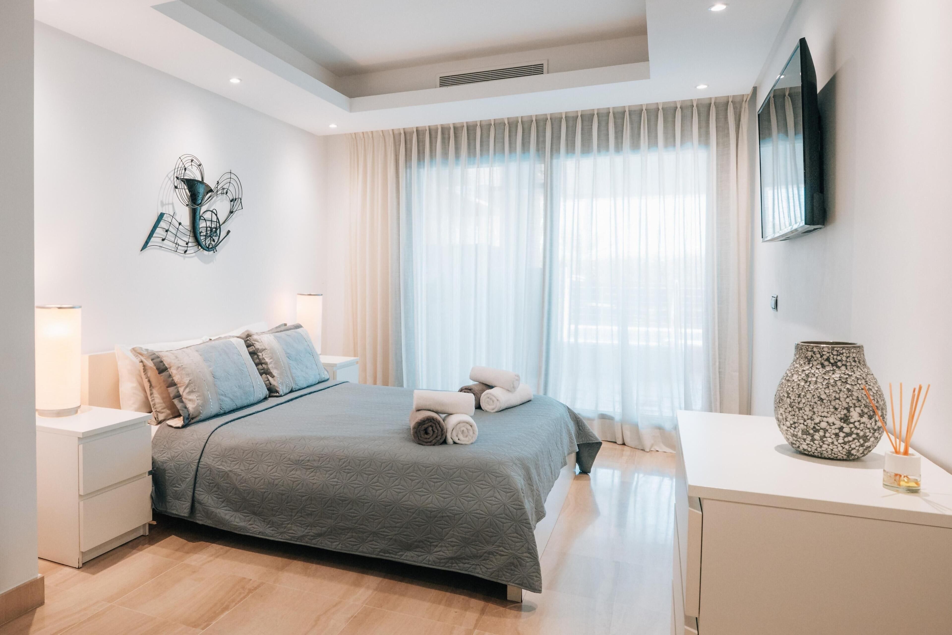 3 bedrooms, desk, iron/ironing board, travel crib