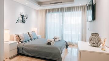 3 bedrooms, desk, iron/ironing board, travel crib