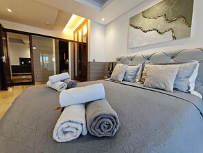 3 habitaciones, escritorio y tabla de planchar con plancha 