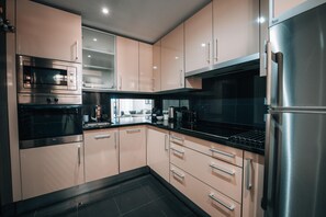 Kühlschrank, Mikrowelle, Ofen, Geschirrspüler