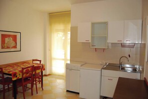 Apartamento, 1 quarto, sacada, vista para a cidade | Sala de jantar