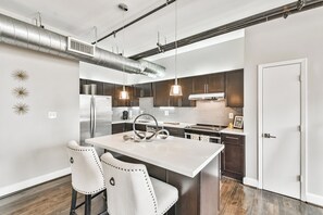 ثلاجة، ميكروويف، فرن، موقد طهي مسطح