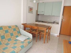 อพาร์ทเมนท์, 1 ห้องนอน, ระเบียง, วิวสวน | ห้องรับประทานอาหาร