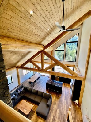 Smart TV, fireplace - Luxury Cabin with best games room in Hemlock, hot tub, sleeps 10 (Agassiz)