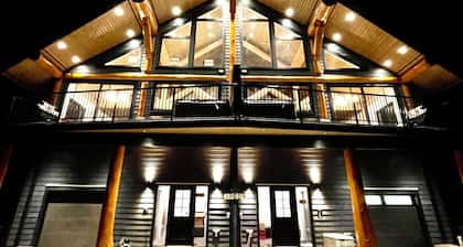 Luxury Cabin with best games room in Hemlock, hot tub, sleeps 10