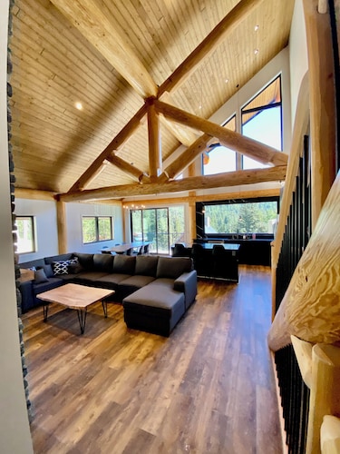 Luxury Cabin with best games room in Hemlock, hot tub, sleeps 10