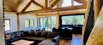 Luxury Cabin with best games room in Hemlock, hot tub, sleeps 10