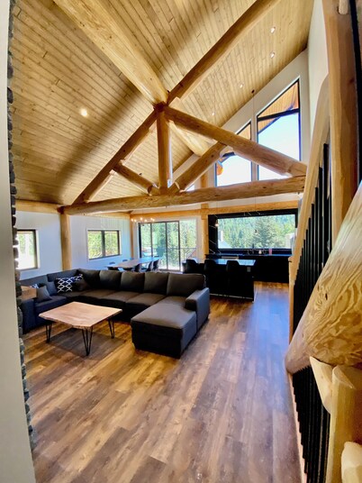Luxury Cabin with best games room in Hemlock, hot tub, sleeps 10