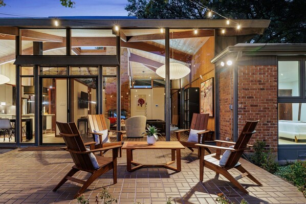 Terrace/patio - Mid-Century Oasis (Dallas)