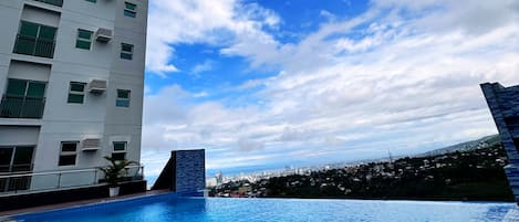 室外游泳池,06:00 至 22:00 开放,池畔遮阳伞,日光浴躺椅
