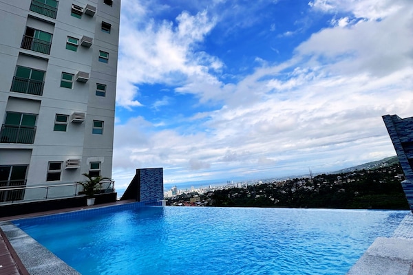 Kolam renang terbuka, dibuka dari pukul 6:00 hingga 22:00, payung kolam