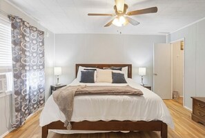 2 bedrooms, WiFi, bed sheets - Welcome to Catfish Cabin! (Henderson)
