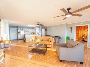 TV - Welcome to Catfish Cabin! (Henderson)