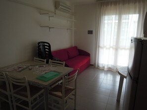 Appartement, 1 slaapkamer, balkon, uitzicht op stad | Woonkamer