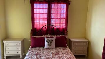 3 bedrooms, iron/ironing board, WiFi, bed sheets