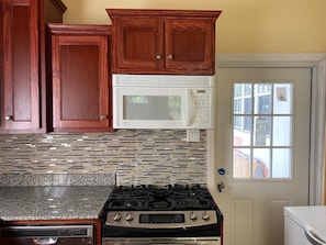 Mikrobølgeovn, ovn, kokeplater og oppvaskmaskin