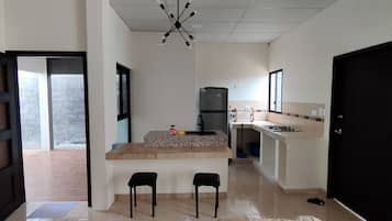 Refrigerador, horno, placa de cocina, utensilios de cocina