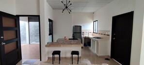 Kühlschrank, Ofen, Herdplatte, Kochgeschirr/Geschirr/Besteck