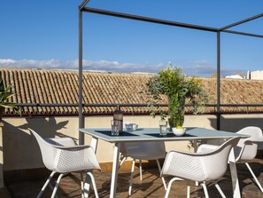 Outdoor dining - Misterhost Conde de Torrejón with Terrace (Sevilla)